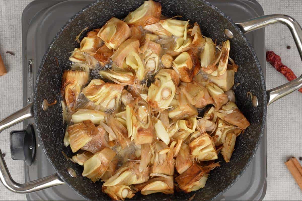 Fried kathal pieces.