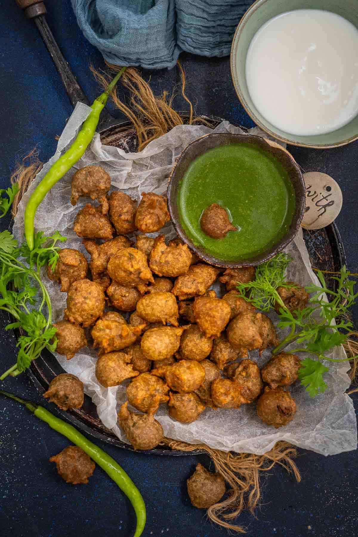 Kuttu ke Pakode served on a plate.