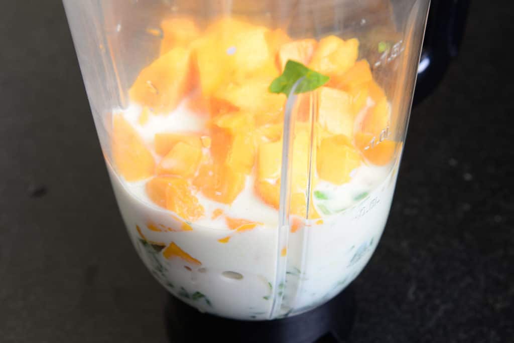 Healthy Mango Banana Green Smoothie Recipe, Healthy 4 ingredient Mango Banana Green Smoothie Recipe, green mango smoothie recipe, spinach mango smoothie benefits,