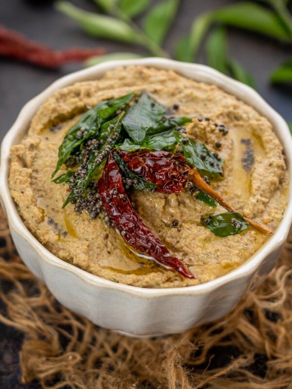 Peanut Coriander Chutney is a delicious South Indian style chutney made using roasted peanuts, fresh coriander leaves (cilantro), and yogurt. This delicious chutney is great to serve with idli, dosa, uttapam, paniyaram, etc (vegan, gluten-free).