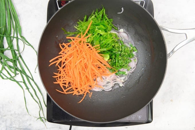 Celery, capsicum and carrots added in the pan.