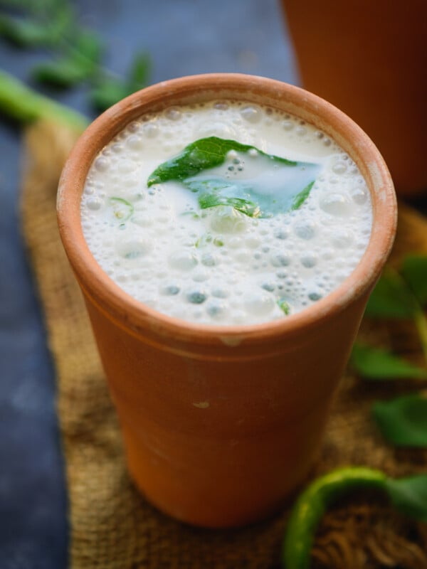 Sambaram (Morum Vellam) is Kerala-style spicy buttermilk made with yogurt, curry leaves, green chilies, and ginger. It is popularly served during Onam Sadhya with the festive spread (vegetarian, gluten-free).