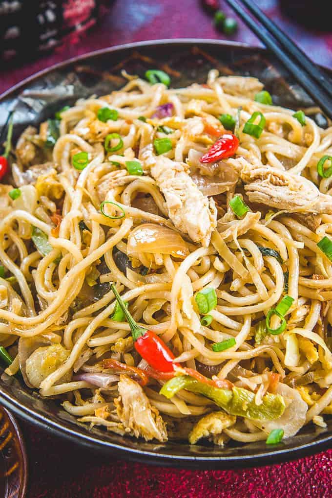 Chicken Hakka Noodles Recipe + Video - Whiskaffair