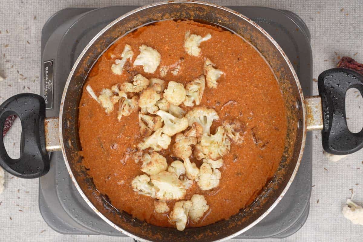 Fried gobhi added to the pan.
