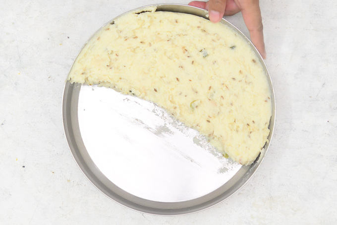 Mixture spread in a plate to set.