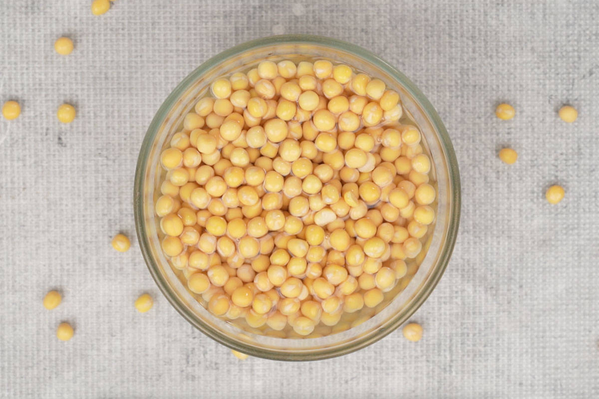Soaked white peas.