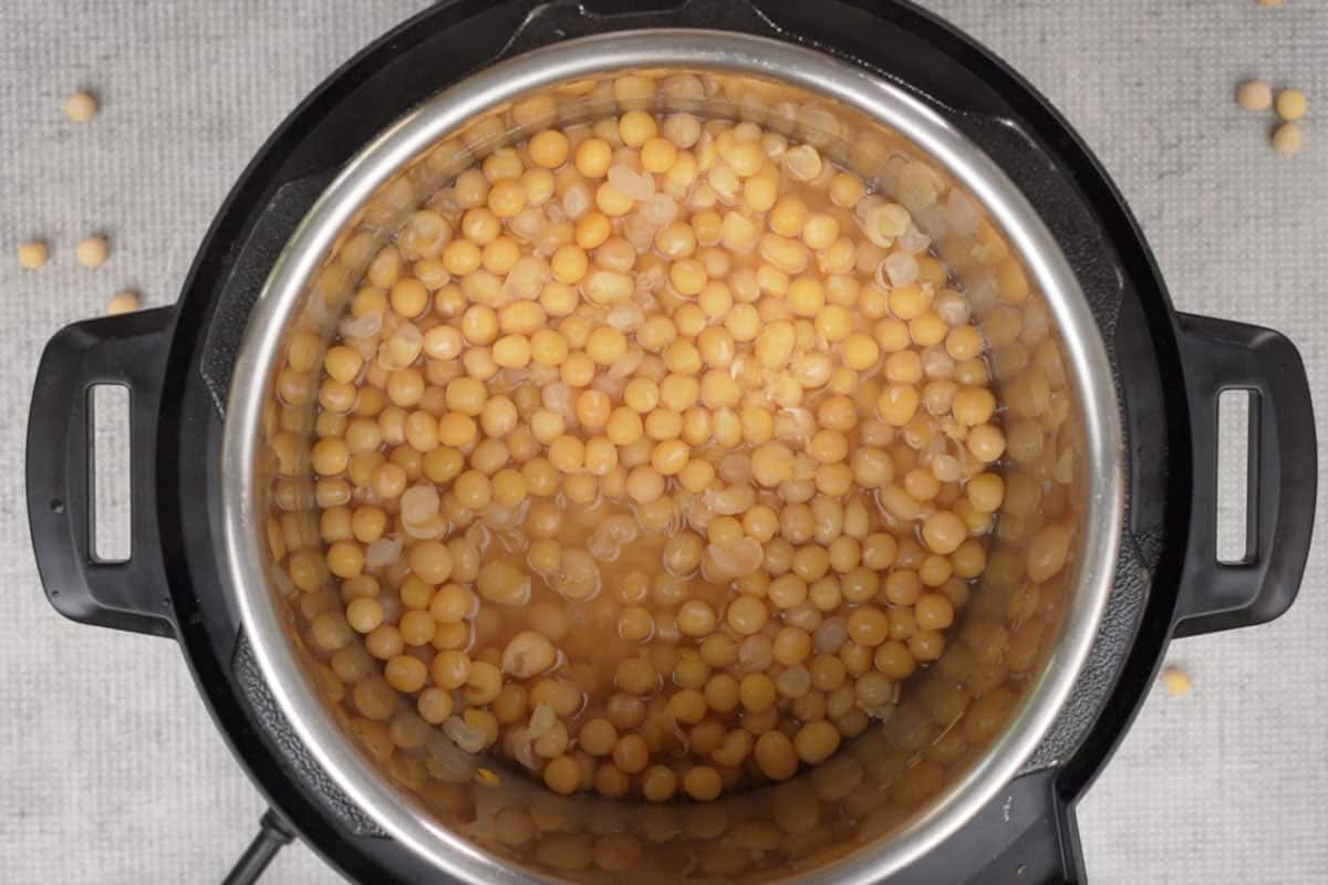 Cooked white peas.