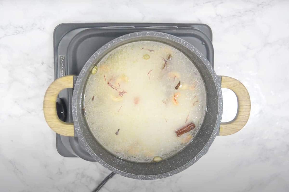 Rice, water, sugar and saffron added to the pan.