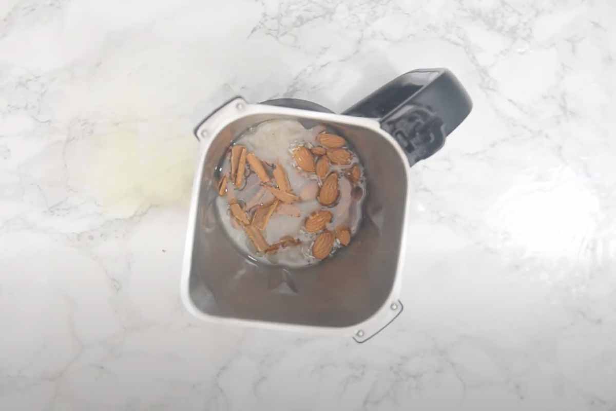 rinsed rice, cinnamon, almonds and water added in a grinder.