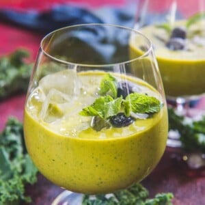Made with 6 ingredients in under 5 minutes, this mango kale smoothie is packed with antioxidants and vitamins. It is easy, super creamy, and perfect for busy summer mornings. Here is how to make it.