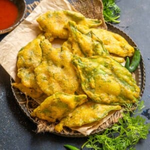 These crispy Palak Pakora (Palak Pakoda, Spinach Fritters) are Indian fritters made by coating spinach leaves with a spiced gram flour batter and then fried to perfection. Serve them with green chutney and masala chai for a delicious treat (vegan and gluten-free).