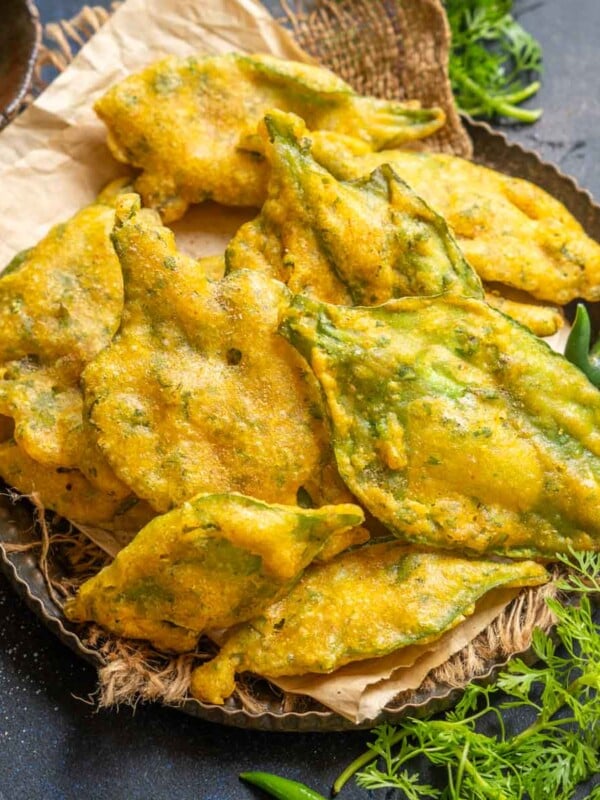 These crispy Palak Pakora (Palak Pakoda, Spinach Fritters) are Indian fritters made by coating spinach leaves with a spiced gram flour batter and then fried to perfection. Serve them with green chutney and masala chai for a delicious treat (vegan and gluten-free).