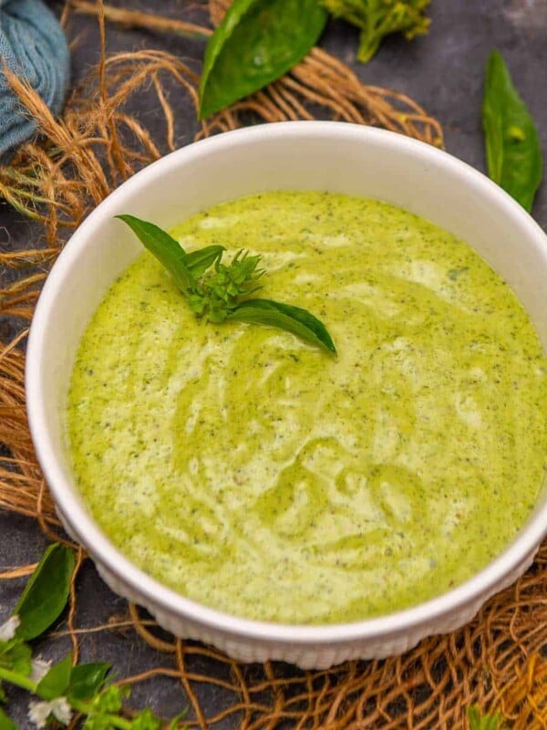 This Trader Joe's Copycat Green Goddess Salad Dressing is all you need to fancy your summer salads. It is easy and super delicious, and the vibrant green is to die for (vegetarian, gluten-free).