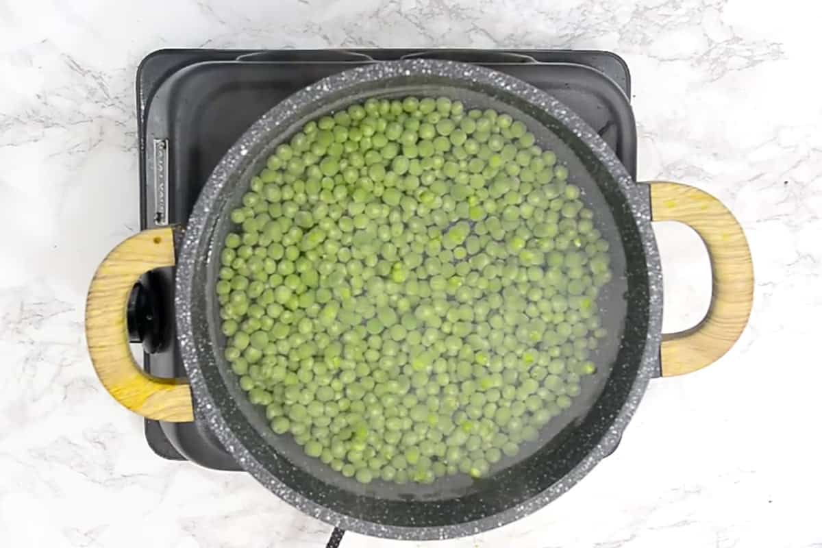 Peas dded in boiling water with sugar and salt.
