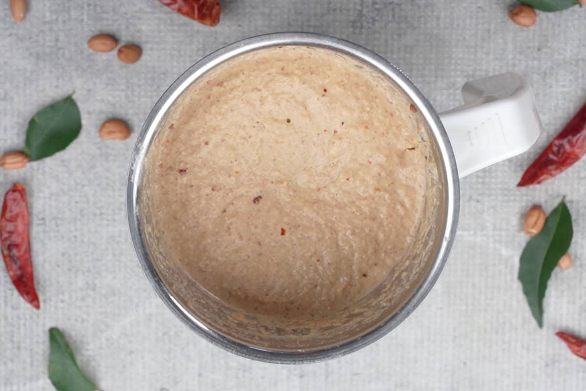 Smooth chutney in the blender jar.