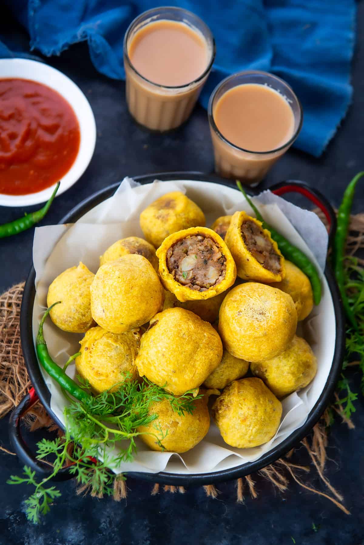 Batata Vada servita su un piatto.