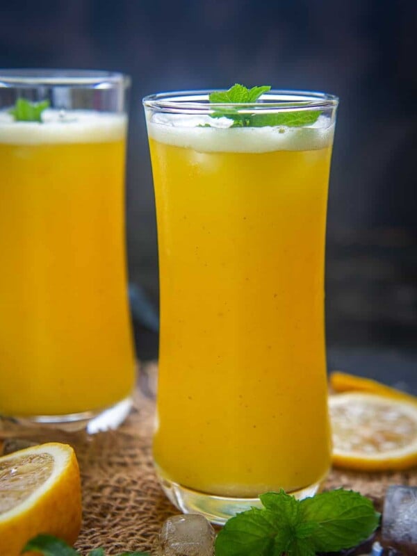 Make this super refreshing and easy fresh pineapple juice at home in under 10 minutes. It is sweet and tangy with that perfect amount of tartness. This nutrient-rich beverage is apt to freshen you up in summer (vegan, gluten-free).