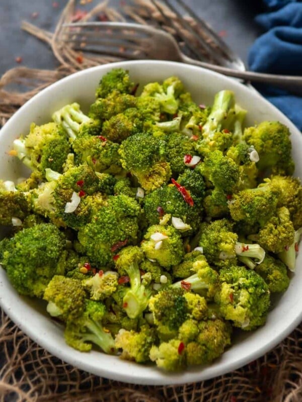 This 10-minute no-thaw Spicy Air Fryer Frozen Broccoli is a great side dish for lunch or dinner. Make it using my easy recipe (vegan, gluten-free, low-calorie, and low-carb).