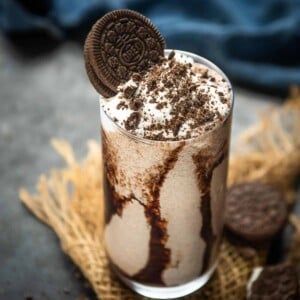 This Creamy Oreo Milkshake (Cookies and Cream Milkshake) requires 4 ingredients (no chocolate syrup) and 5 minutes from start to finish. Thick, creamy, and easy to make, this homemade shake is just what you want to sip all day (vegetarian).