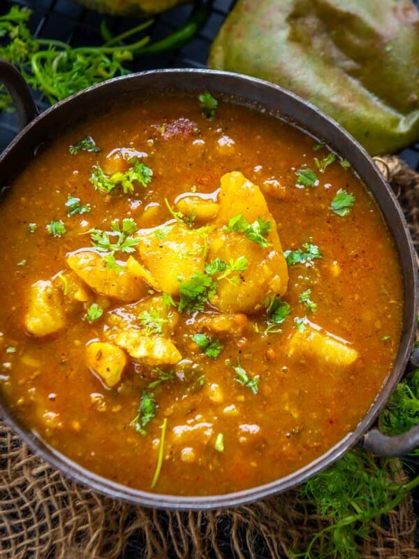 Bhandare Wale Aloo ki Sabji is a traditional North Indian curry usually made during ‘poojas’ or ‘hawans’ at the temple or at home. Here is an authentic recipe to make this delicious curry (vegan).