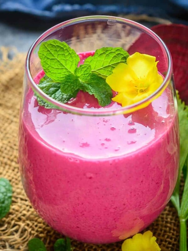 Healthy and wholesome, this 5-ingredient, 5-minute Banana Beet Smoothie is perfect for your weekday breakfast and is great for weight loss.
