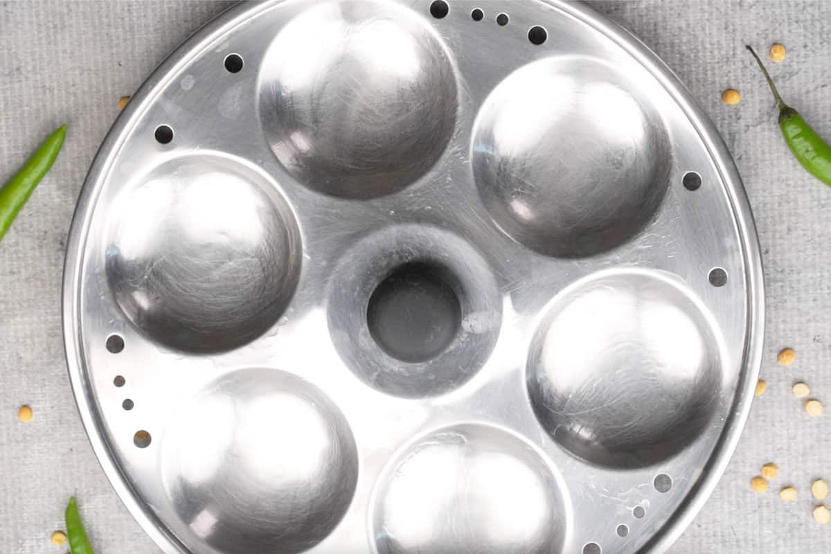 Greased idli mold.