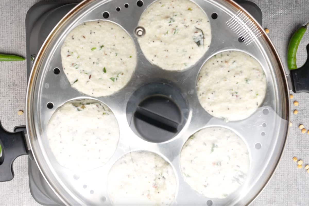 Lid of the idli pan closed.
