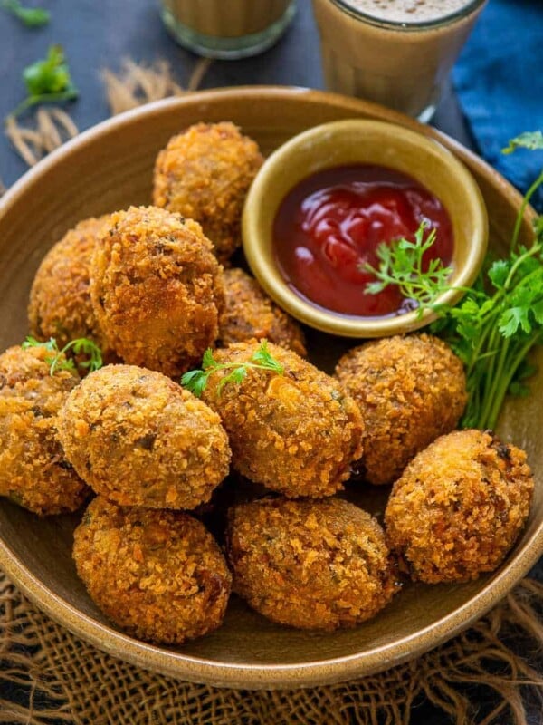 Make this easy peasy and vegetable-loaded crispy veg cutlet which can be served with green chutney and a hot cup of masala chai. These vegetable cutlets can be deep-fried, baked, or air fried as per your requirements.