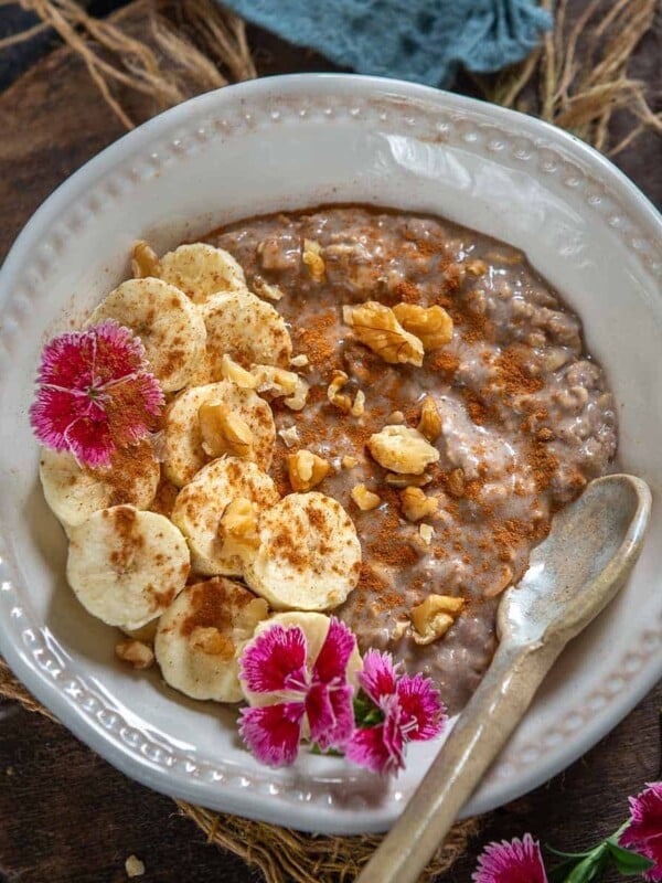 These Banana Bread Overnight Oats have all the flavors of banana bread served up in a bowl. Make this easy, quick, healthy, and super delicious make-ahead breakfast for busy mornings (gluten-free, can be easily made vegan).