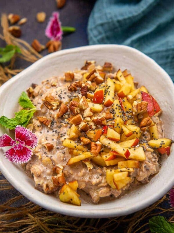Craving apple pie for breakfast? Then make this healthy apple pie overnight oats. It is super easy to make, gluten-free and can be easily made vegan. It's great for meal prep, too.