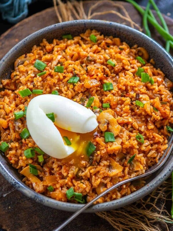 Loaded with kimchi, mushrooms, and other veggies, Korean kimchi fried rice (kimchi bokkeumbap ) comes together in under 30 minutes and makes for a great weeknight meal. Top it with a soft-boiled egg for a perfectly balanced dish.