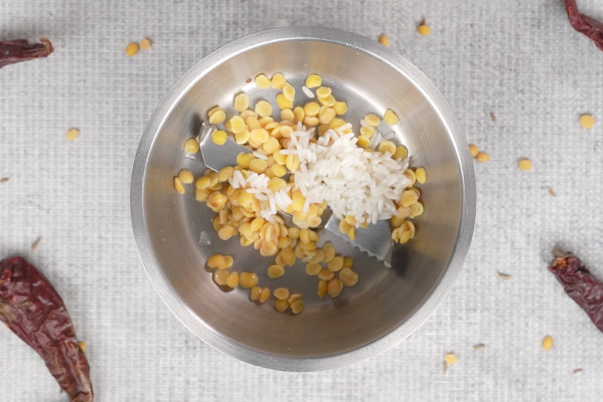 Soaked and drained dal and rice added to a blender.