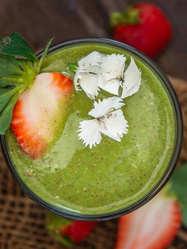 Try this super healthy 5-minute Easy Strawberry Banana Spinach Green Smoothie using simple pantry ingredients. This green smoothie can be served as a snack, breakfast, or dessert, keeping you full for a long time.