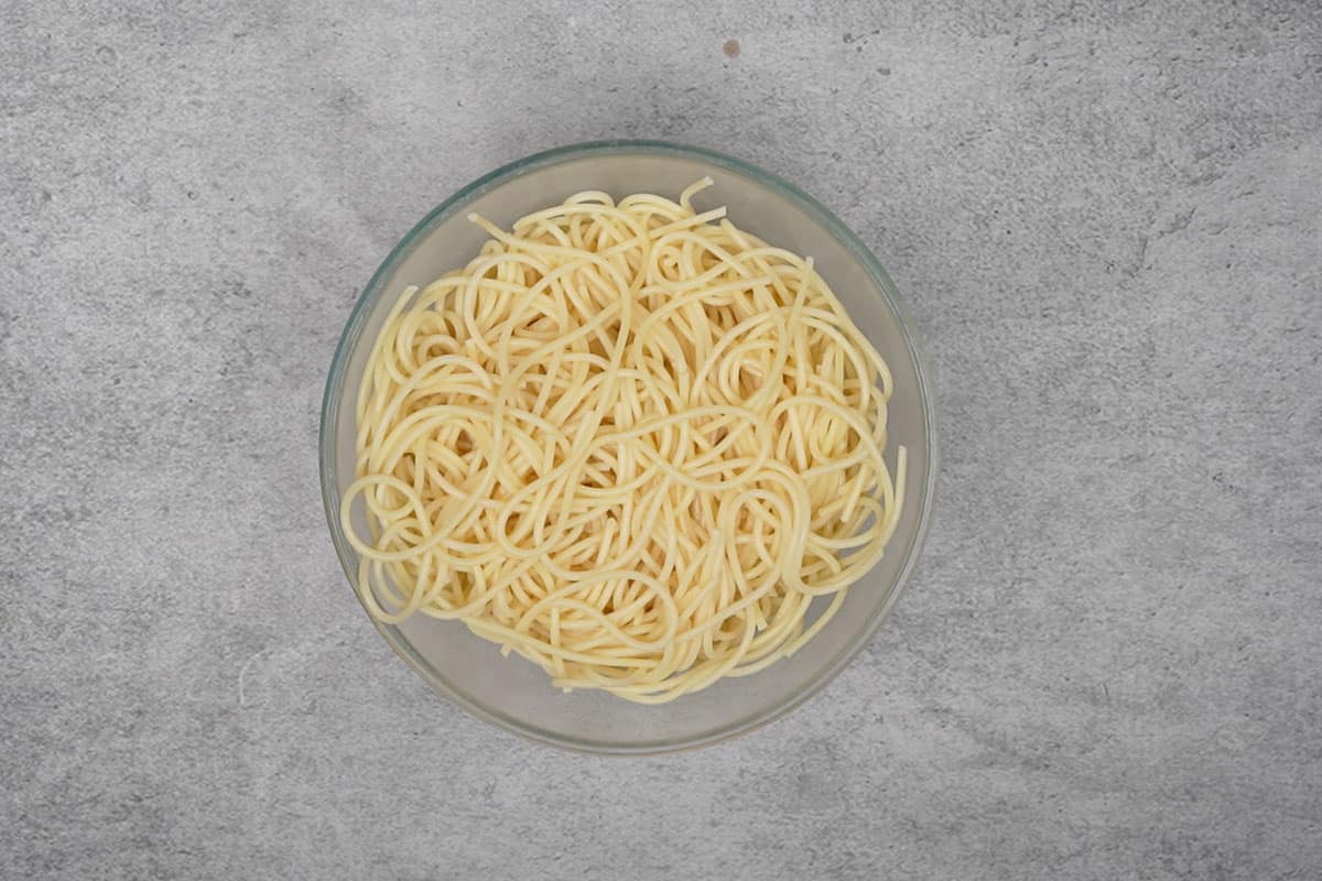 Cooked spaghetti pasta.