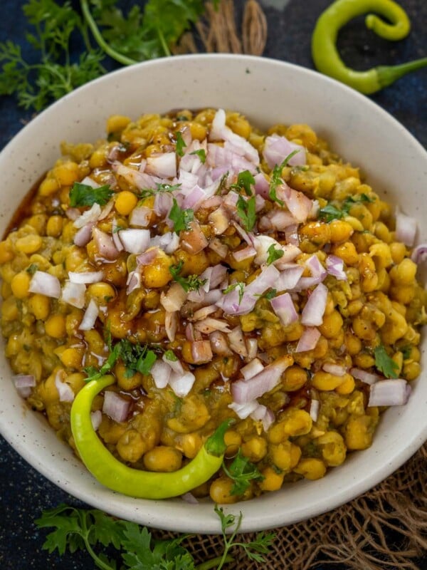 Ragda is an Indian spicy curry made using dried white peas. It is used as a component of many chaat dishes like pani puri, radga pattice, samosa chaat, or ragda puri. Here is how to make it (vegan).