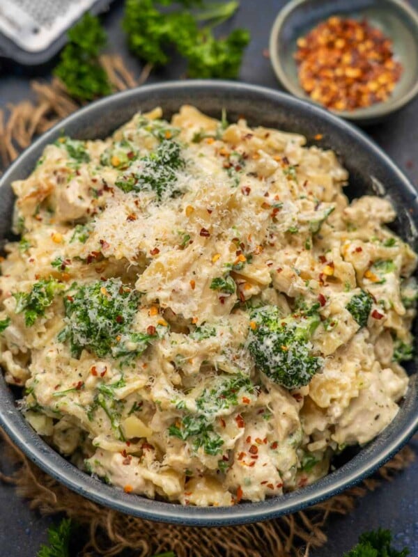 Make this rich, creamy, and one-pot Instant Pot Chicken Broccoli Pasta in under 30 minutes using a few simple ingredients.
