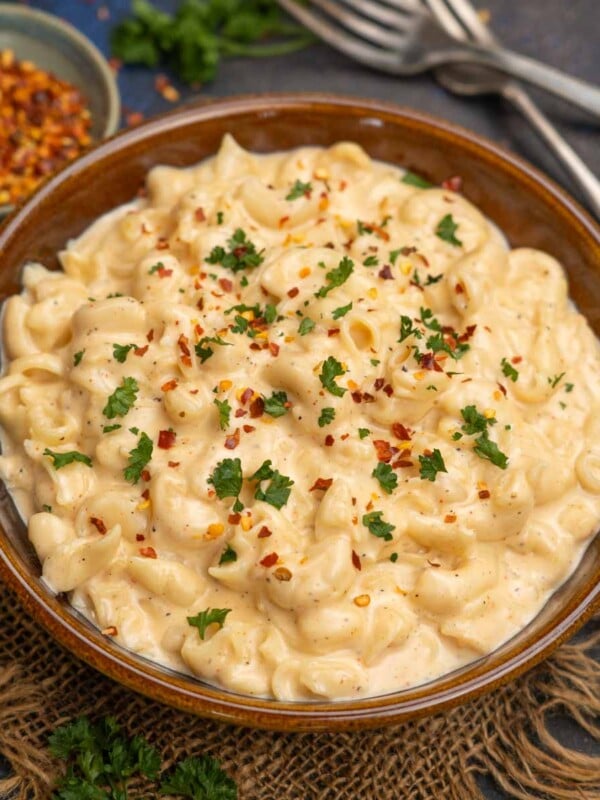 Make this Bob Evans Copycat Mac And Cheese just like the one you get at this iconic restaurant. It comes together in under 20 minutes using very few simple ingredients (vegetarian).
