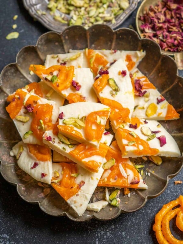 Made with just 4 ingredients, this Jalebi White Chocolate Bark is a delicious fusion dessert you can make for upcoming festivals. Try my easy recipe here.