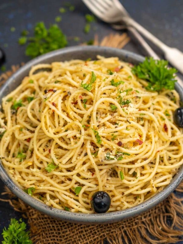 Olive Tapenade Pasta is a quick pasta recipe made using spaghetti, olive tapenade and a few more simple pantry ingredients. Serve it with garlic bread for a hearty meal (vegetarian).