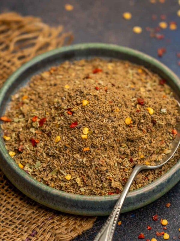 Make Dominos Copycat Oregano Seasoning at home using simple ingredients in just 5 minutes. Try my easy recipe here (vegan, gluten-free).