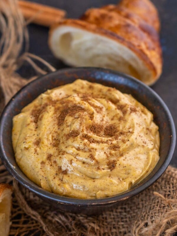 Whipped Pumpkin Spice Honey Butter Spread is nothing but regular butter with a fall makeover. Make this easy spread using 5 ingredients in just 5 minutes (vegetarian, gluten-free).