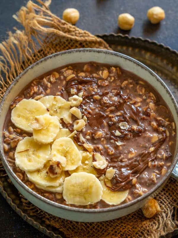 Make these delicious Nutella Overnight Oats using just 5 ingredients. They are packed with nutrients and fiber, making them a great choice for anyone looking to start their day off right (vegetarian, gluten-free).