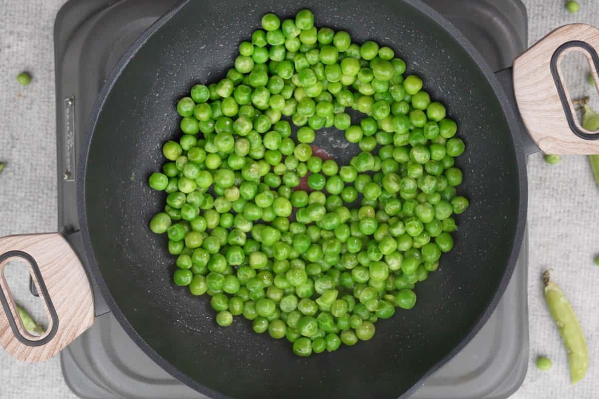 Cooked green peas.