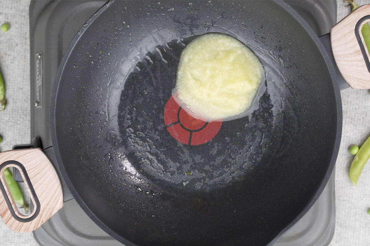 More ghee added to the pan.