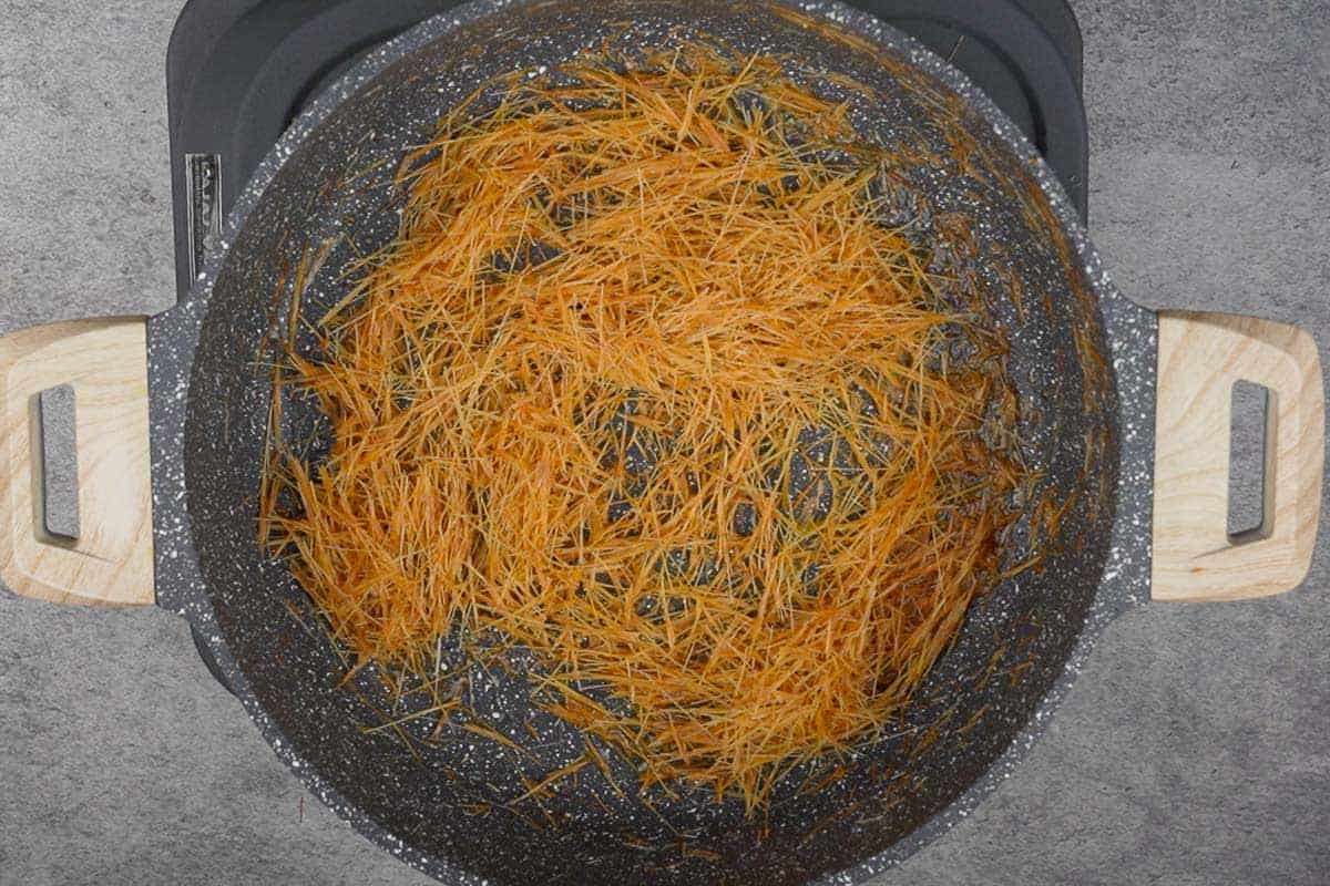 Roasted vermicelli in a pan.