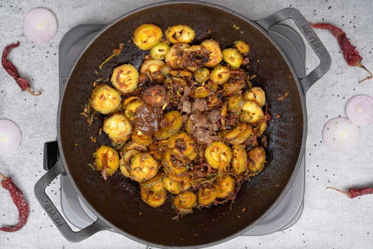 Jaggery and tamarind paste added to the pan.