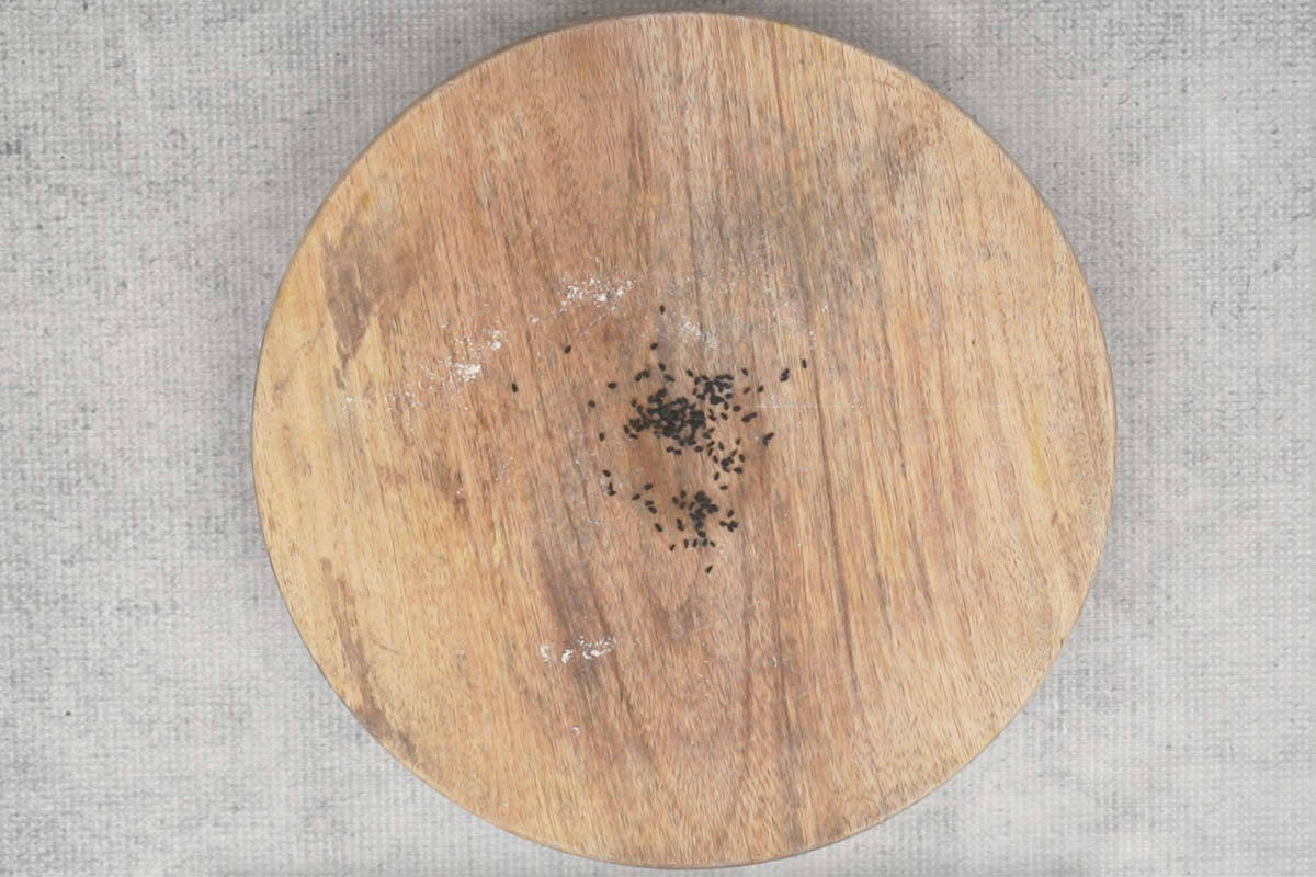 Kalunji sprinkled on the rolling surface.