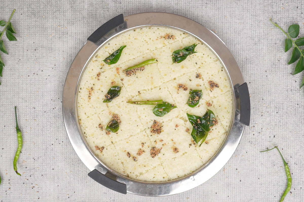 Tempering poured over ready rava dhokla.