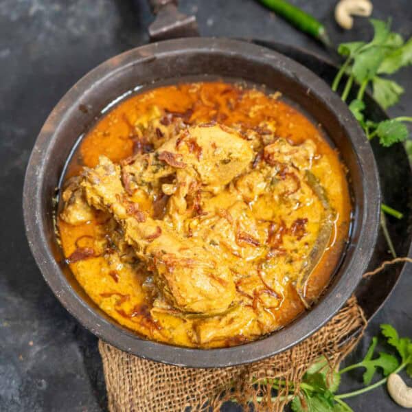 Dum ka murgh served in a bowl.