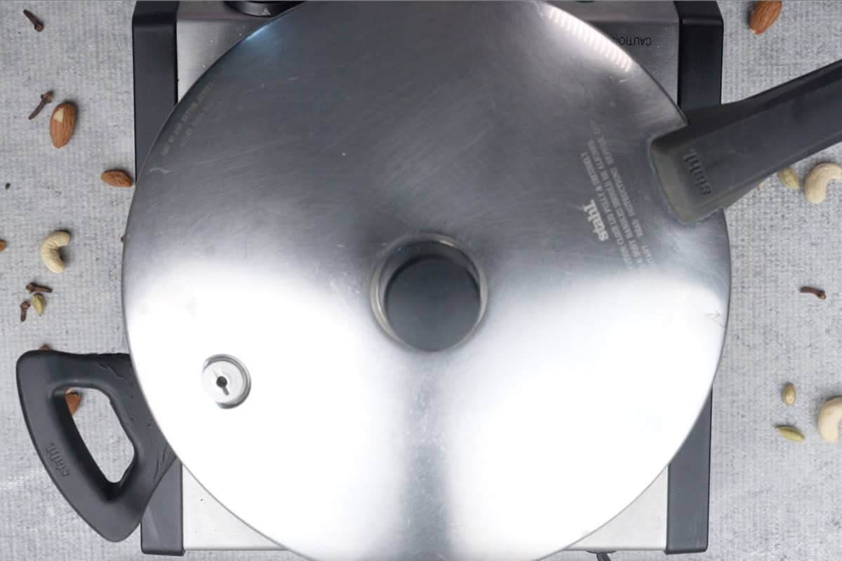 Lid of the cooker closed.